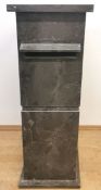 Standbriefkasten, wohl Granitstein, quadratischer Stand, Kasten ohne Schlüssel, 107x40x40 cm