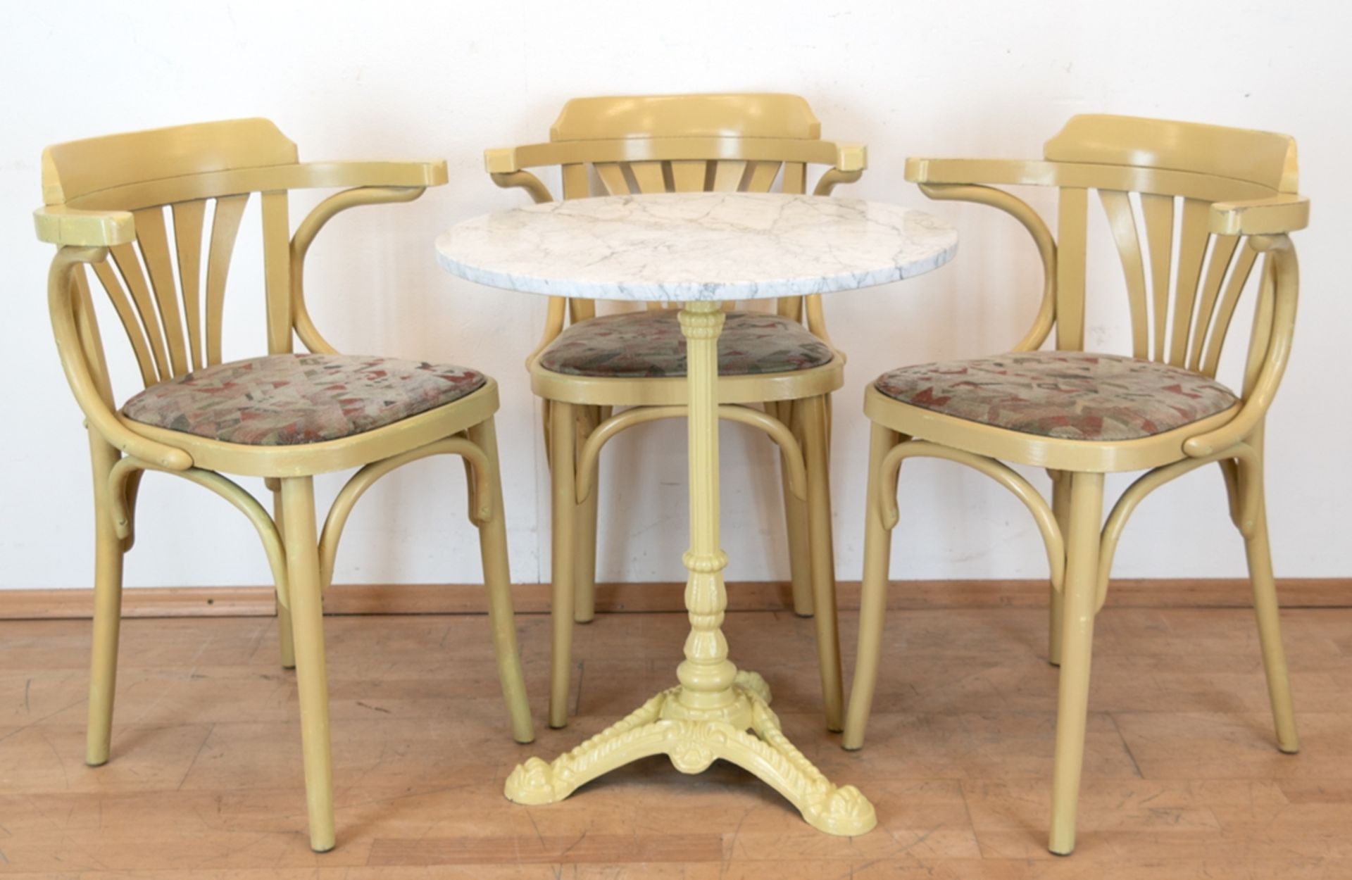 Bistro-Tisch mit 3 Stühlen im Thonetstil, beige gefaßt, Tisch mit Metallfuß und runder Marmorplatte