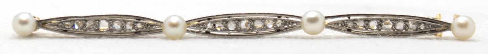 Stabbrosche, 18 k GG/Platin, in Reihe besetzt mit 21 Diamantrosen und 4 Perlen, L. 7,4 cm