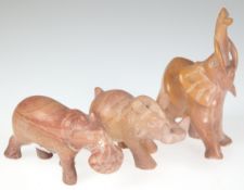 3 Steintiere, dabei Elefant, Nilpferd (repariert) und Warzenschwein, H. 5,,5 cm - 12,5 cm
