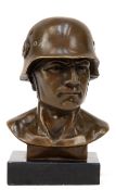 Figur "Büste eines Soldaten mit Helm", Bronze braun patiniert, sign. Fisher, auf schwarzer Steinpli