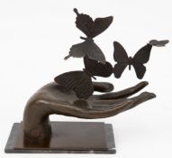 Figur "Hand mit Schmetterlingen", Bronze, braun patiniert, sign. Antoinette, auf rechteckiger Marmo