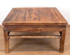 Tisch, Asien, 4 verstrebte Beine, Reste alter roter Fassung, Zarge mit Schnitzereien, Gebrauchspure