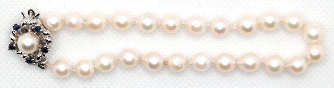 Armband, leicht barockförmige Akoya-Perlen, Schließe WG 585 mit einer Perle und Saphiren, Gesamtlän