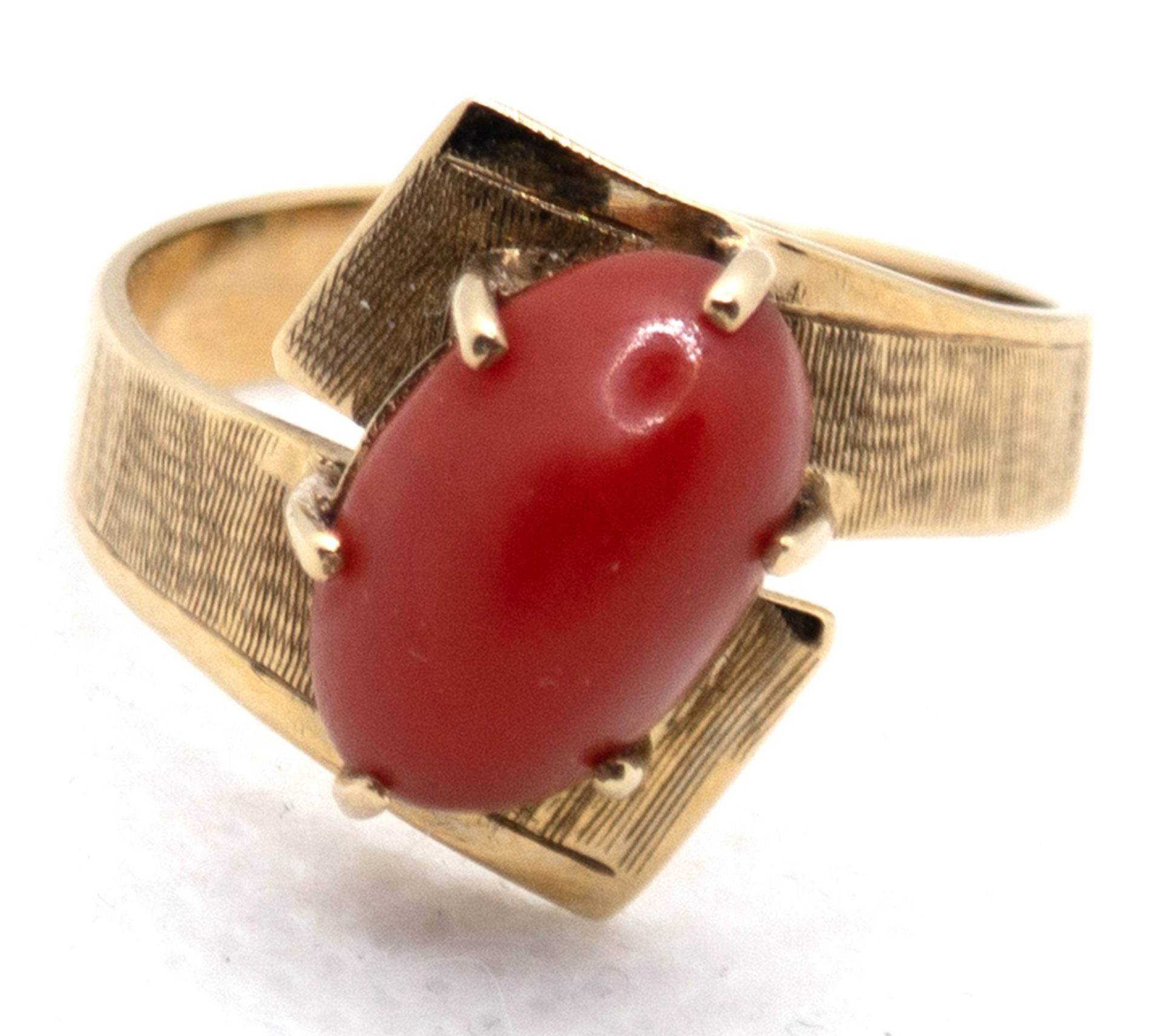 Ring, 333er GG, verschlungene Ringschiene besetzt mit ovalem Korallen-Cabochon  in Krappenfassung, 