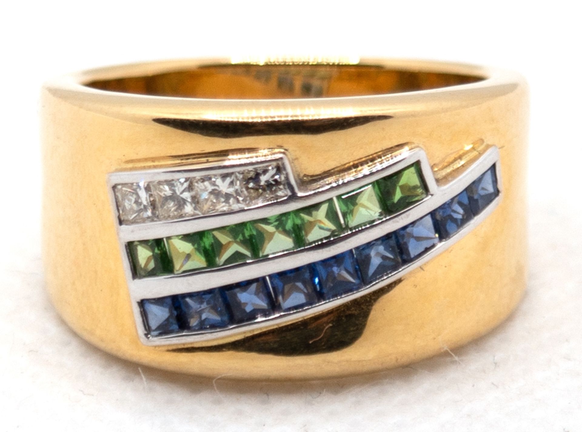 Massiver Ring, GG 750, 8,0 g, Smaragde, Saphire und Brillanten ( 0,20 ct. punziert ), alle Steine v