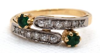 Ring, 750er WG/ GG, verschlungene Schiene besetzt mit 12 Brillanten und 2 Smaragden, ges. 3,9 g, RG