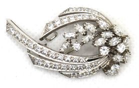 Broschenanhänger, 750er WG, ausgefaßt mit 38 Brillanten von zus. ca. 2,24 ct. und 14 Diamanten mit 