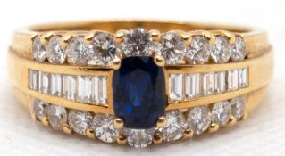Ring, 750er GG, 3-reihig besetzt mit 19 Brillanten und 12 Diamanten im Baguettschliff, zus. ca. 1,8