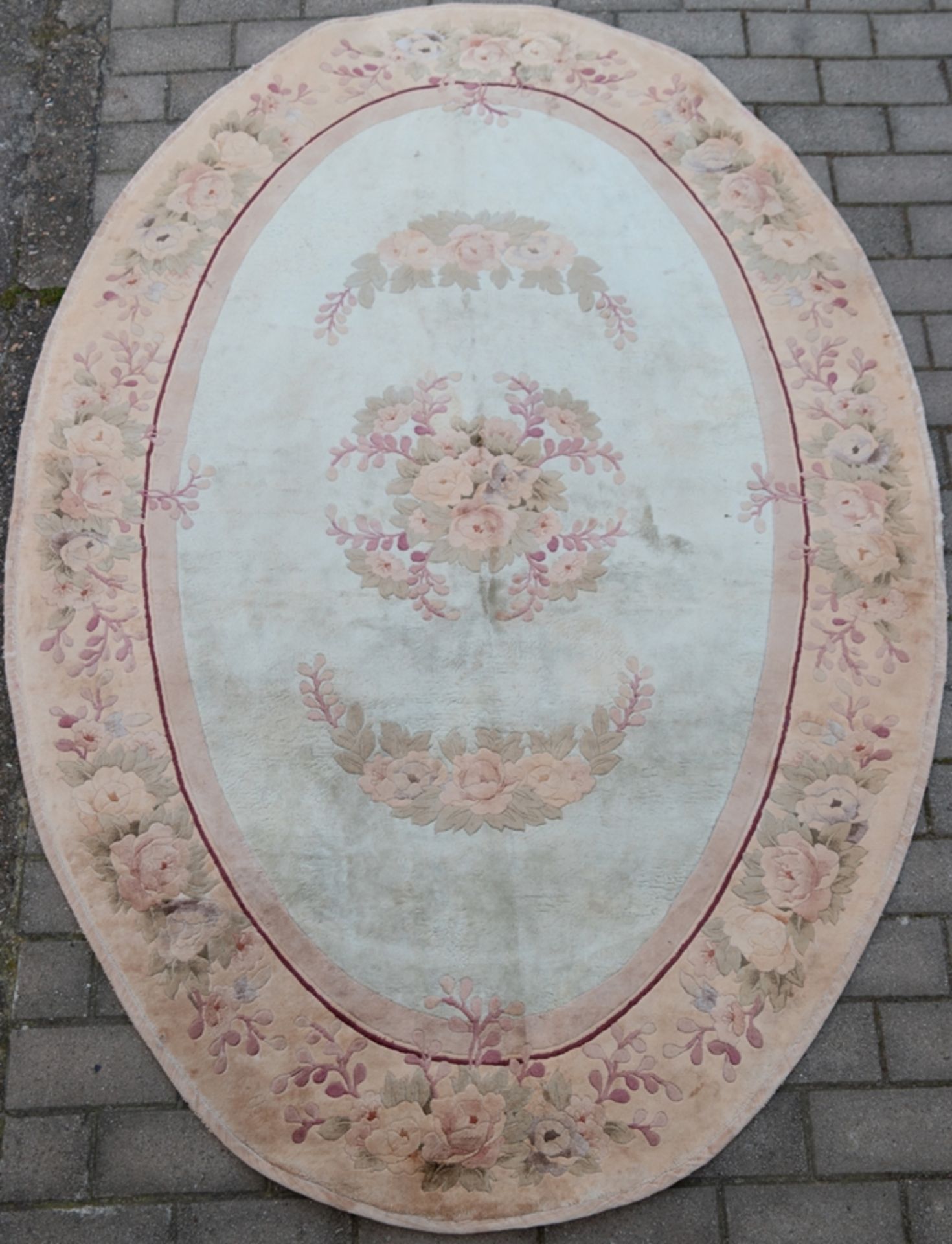 China, Seide, oval, hellgrundig mit goldener floraler Kante, mittig florales Muster, 185x125 cm