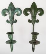 Paar Wand-Kerzenhalter, Bronze/ Weißmetall, grün patiniert, verziert mit Bourbonen-Lilie, H. 25 cm