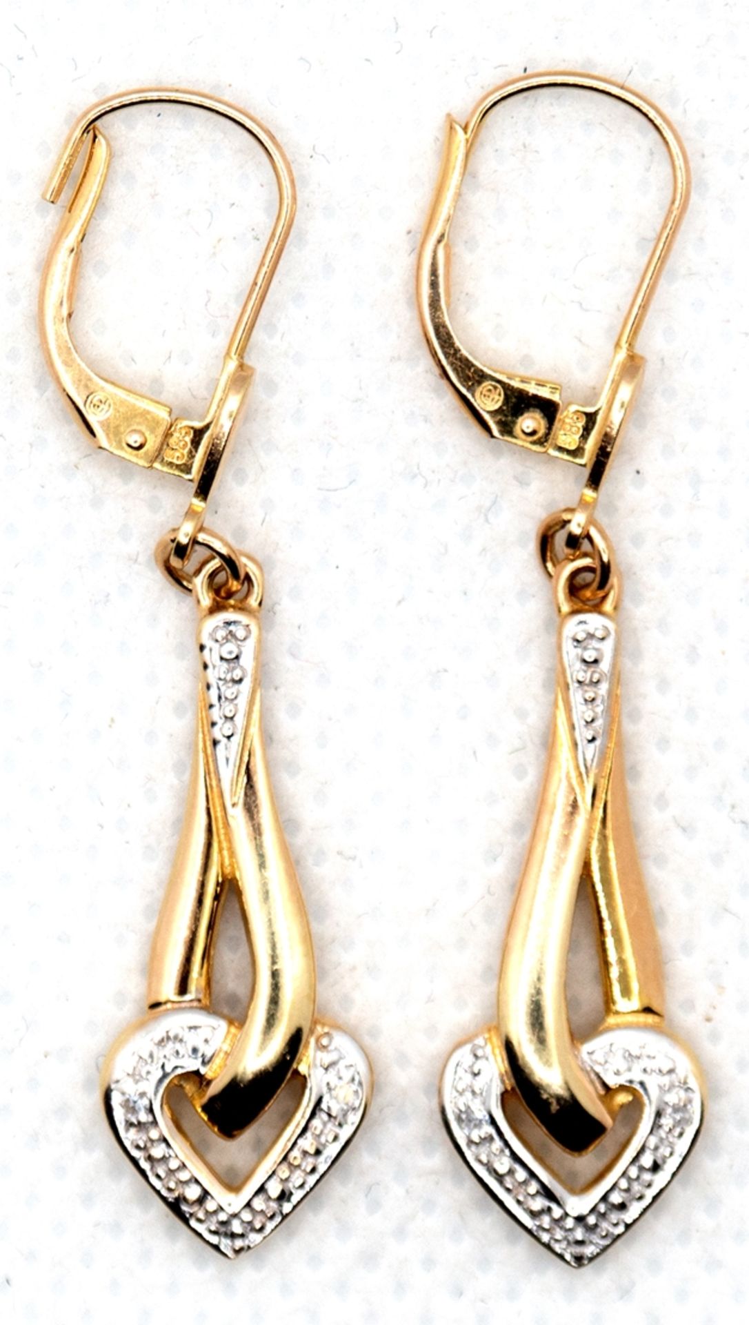 Ohrhänger, 585er GG/WG, herzförmiges Ende je besetzt mit 2 Diamanten, zus. 3,6 g, L. 4,0 cm