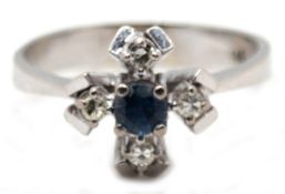 Ring, 585er WG, besetzt mit 4 Altschliff-Diamanten von zus. ca. 0,20 ct, und 1 mittigem Saphir, ges