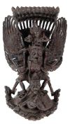 Figurengruppe "Vishnu auf dem Vogel Garuda, dieser sitzt auf einer zweiten kleineren Vogelfigur und