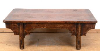 Tee-Tisch, China 19. Jh., mahagonifarbenes Weichholz, auf 4 verstrebten Beinen, Gebrauchspuren, 26x