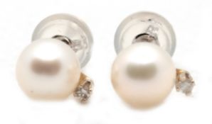 Ohrstecker, WG 14 kt. punziert, echte Perlen mit je einem Brillanten besetzt, Durchmesser der Perle