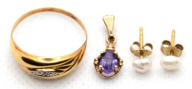 Konvolut Goldschmuck, GG 333, 1 Ring mit kl. Diamant, 1 Anhänger mit Amethyst und 1 Paar Ohrstecker