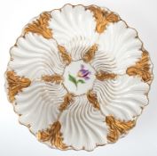 Meissen-Prunkschale, im Spiegel Blumenmalerei, Rand mit Muschel- und Floralrelief mit Golddekor (mi