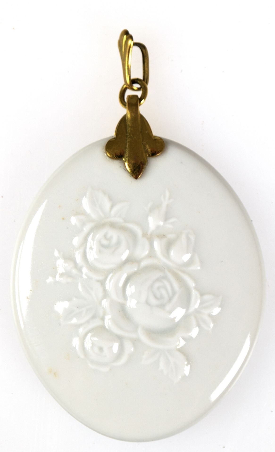 Meissen-Anhänger, oval, weiß, mit Rosenrelief, goldfarbene Metallmontur mit Öse, Ges.-L. 6,3 cm