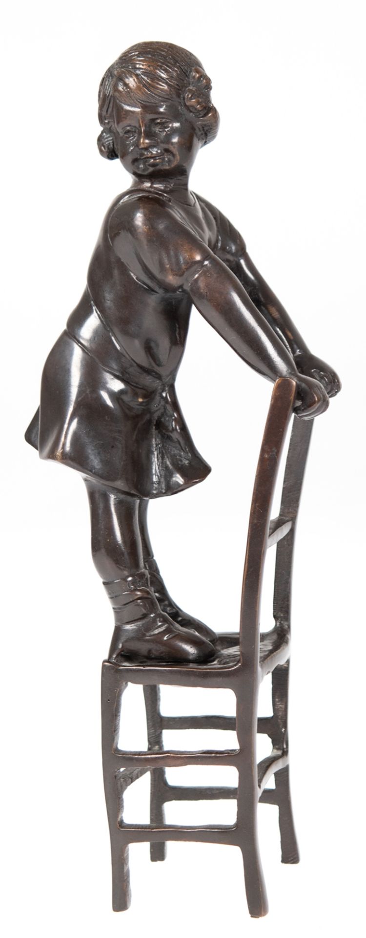 Figur "Kleines Mädchen auf Stuhl stehend", Bronze braun patiniert, Nachguß, H. 28,5 cm