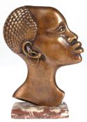 Bronze-Relief "Büste einer Afrikanerin mit Ohrring", patiniert, auf Marmorsockel, Ges.-H. 25 cm