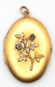 Medaillon um ca. 1900, Golddouble mit Rosen-Applikation, Maße ohne Öse ca. 4,1 x 3,0 cm