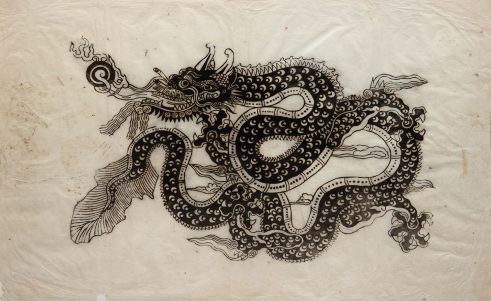 "Chinesischer Drache", feine Papierarbeit, Blatt fleckig und knickfaltig, 54x78 cm, hinter Glas und