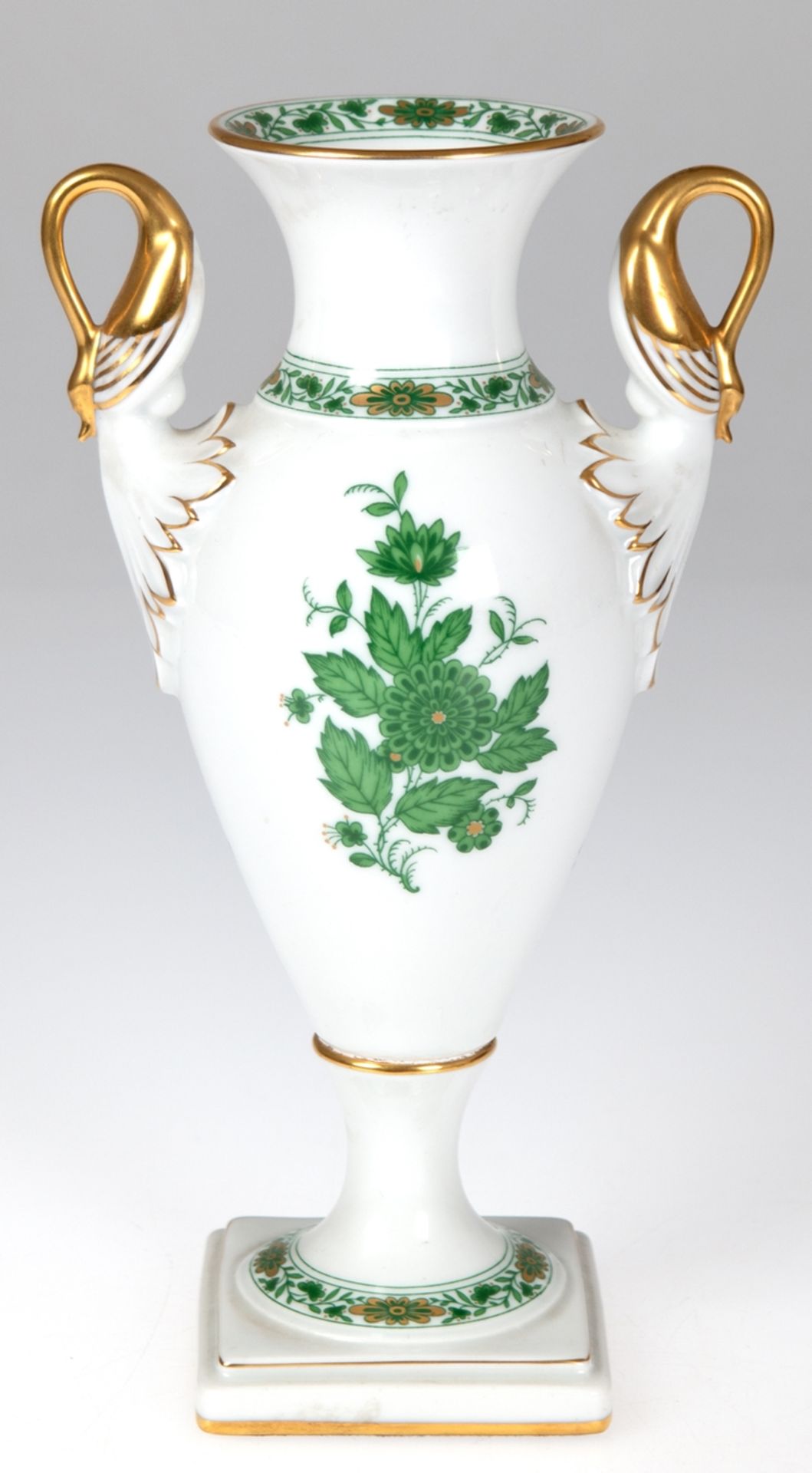 Amphorenvase mit Schwanenhenkel, Herend, Apponyi grün und mit Goldstaffage, auf quadratischem Fuß,