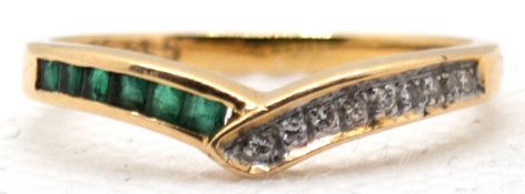 Ring, 750er GG, in Reihe besetzt mit 9 Brillanten von zus. 0,055 ct. (gez.) und 6 Smaragden, ges. 2
