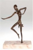 Skulptur "Afrikanische Tänzerin", Bronze, Umkreis Hagenauer Wien, auf rechteckiger, heller Marmorpl