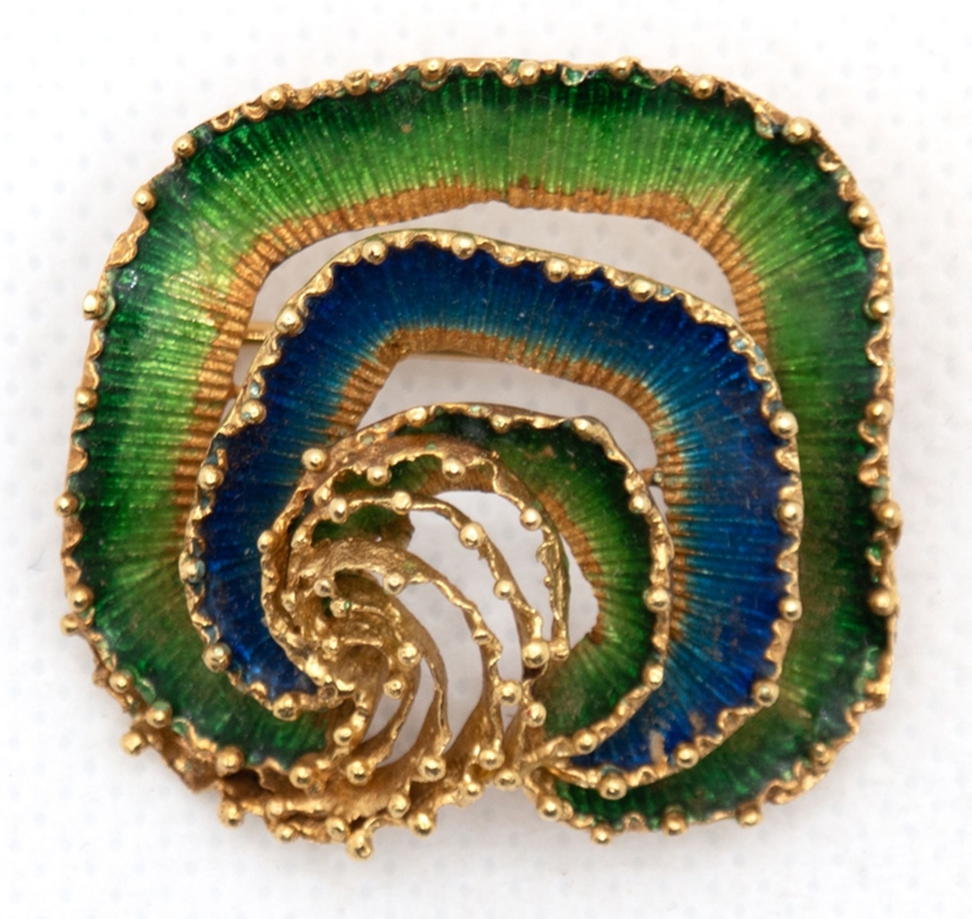 Brosche, 750er GG, phantasievolle Juweliersarbeit mit grün/blauer Emaillierung, Randbesatz mit klei
