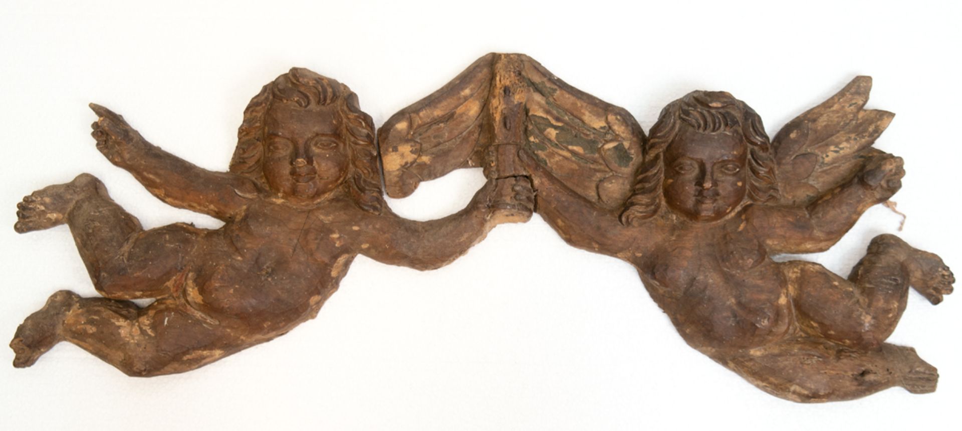 Leuchter-Engelpaar, 18. Jh., Holz halbplastisch geschnitzt, 1 Flügel fehlt, Hände und Füße best.,