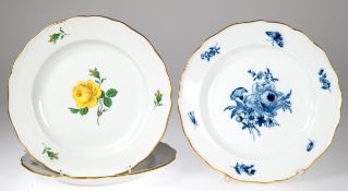 3 Meisen-Speiseteller, Neuer Ausschnitt, Blaue Blume mit Insekt und 2x Gelbe Rose, je mit Goldrand 