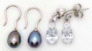 2 Paar Ohrringe, 925er Silber, 1 x mit weißen Zirkonia in Brillantoptik, 1 x mit grauen SW-Zuchtper