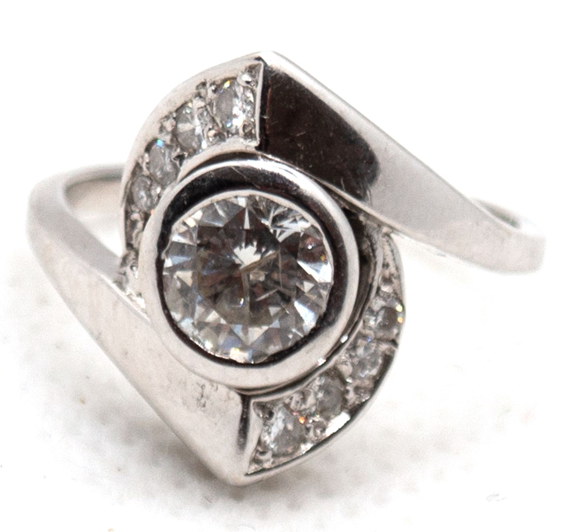Diamant-Ring, 585er WG, mittig Diamant von ca. 0,75 ct. , ges. ca. 1,0 ct., Ges.-Gew. 4,1 g, RG 51