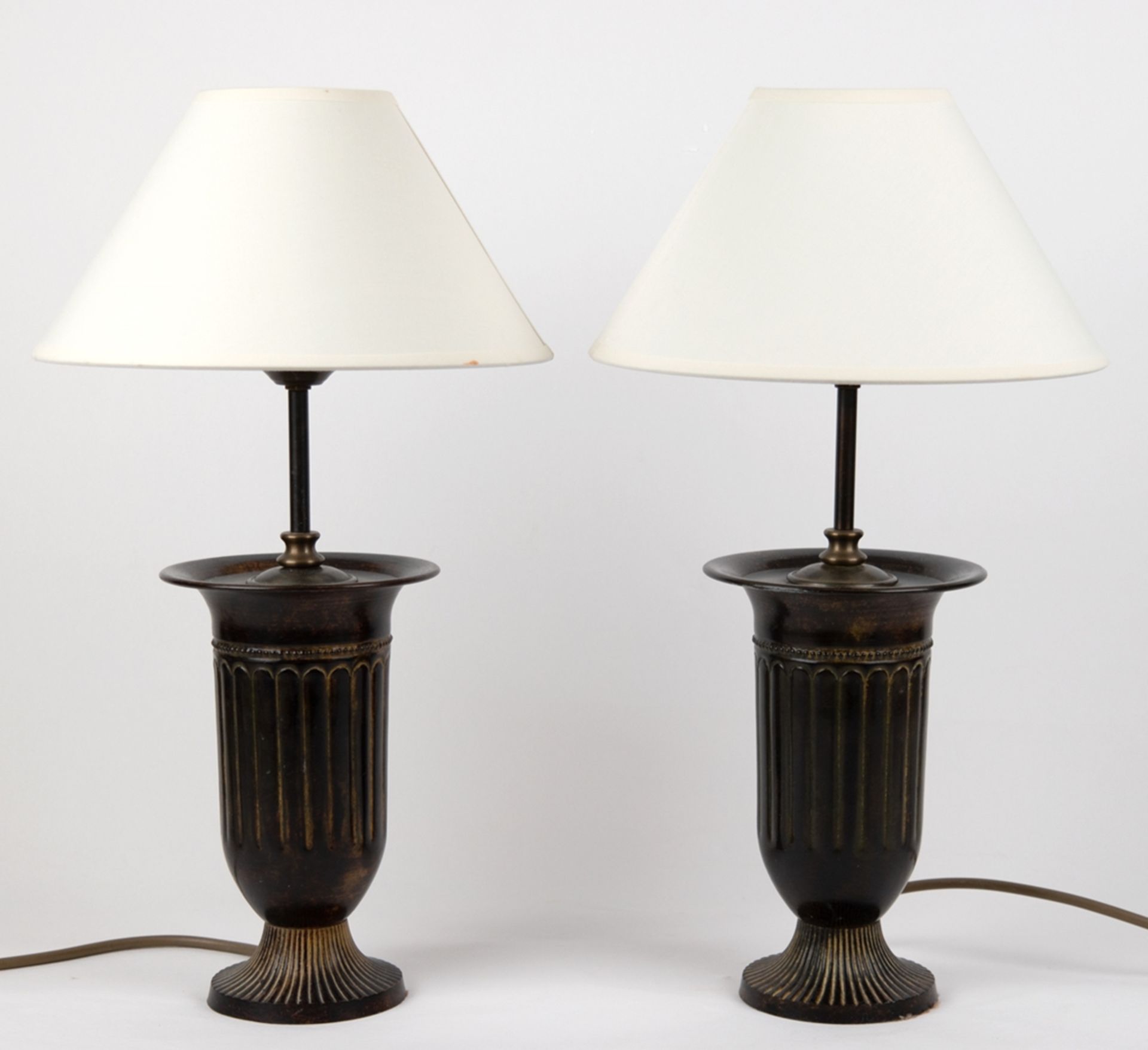 Paar Tischlampen, 1-flammig, Handarbeit, Metallfuß braun gefasst und beigen Schirm, H. 45,5 cm