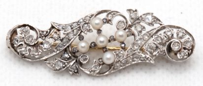 Brosche, Platin/GG, verschlungene durchbrochene Form mit Diamanten und 5 kleinen Perlen besetzt, ge