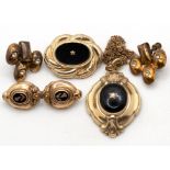 Konvolut Biedermeier-Schmuck, Schaumgold, dabei Kette mit Anhänger, mittig schwarz emailliert, L. 4