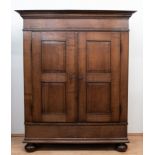 Biedermeier-Eichenschrank, um 1820, 2-türig, mit 3 Einlegeböden, auf gedrückten Kugelfüßen, zerlegb