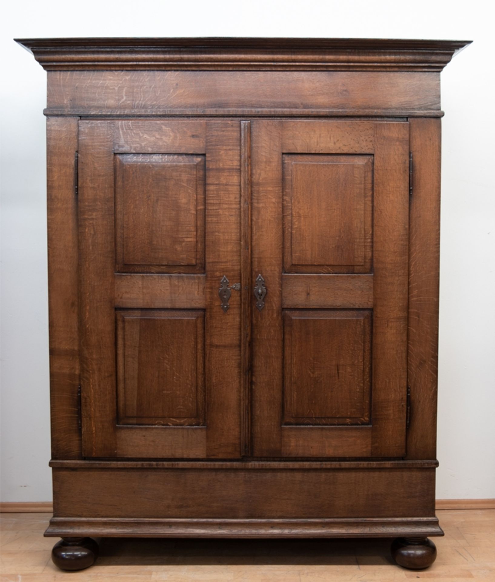 Biedermeier-Eichenschrank, um 1820, 2-türig, mit 3 Einlegeböden, auf gedrückten Kugelfüßen, zerlegb