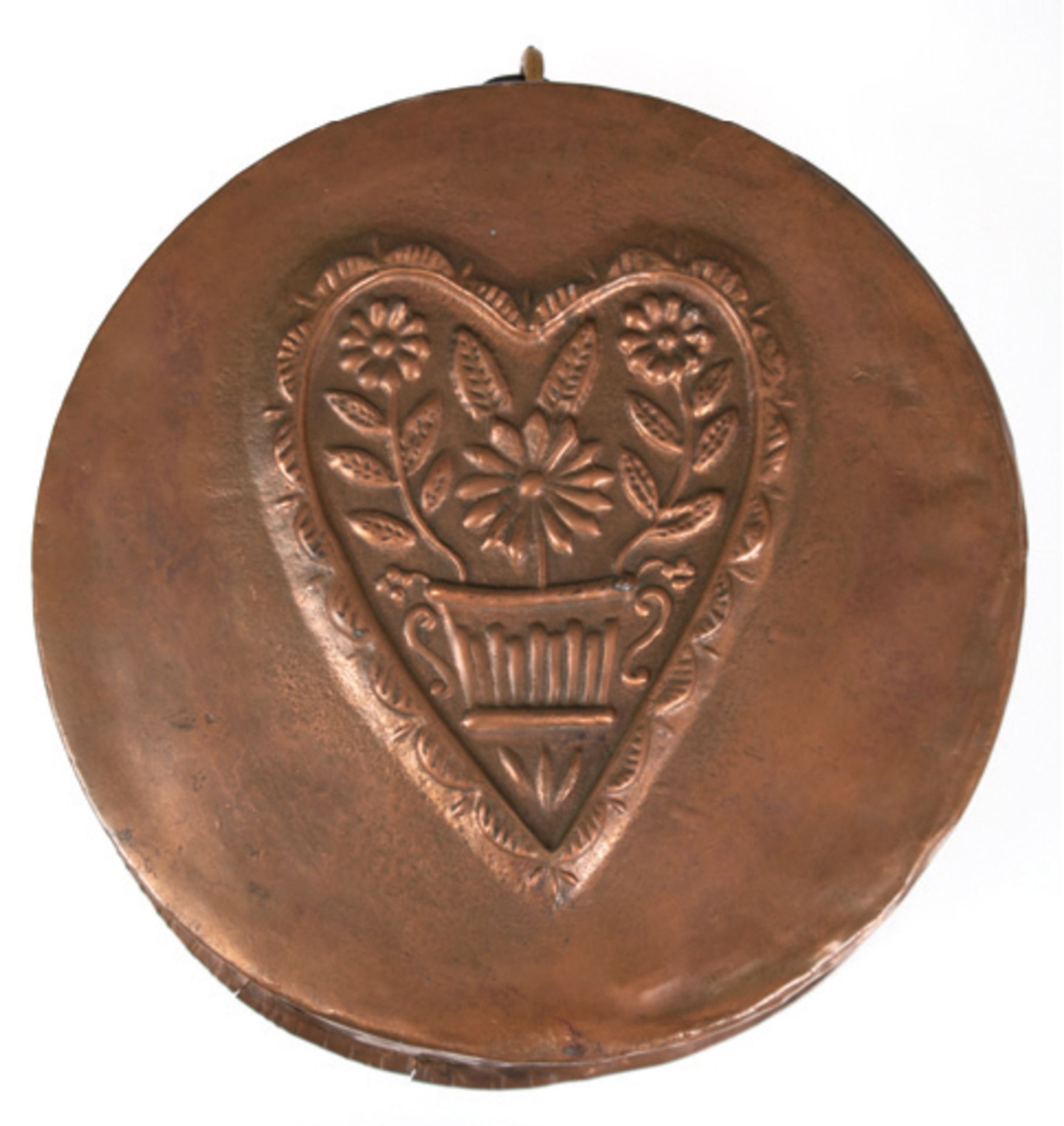 Kupfer-Form, 19. Jh., mit Herz- und Blumendekor, Ringaufhängung, Gebrauchspuren, Innen-Dm. 36 cm