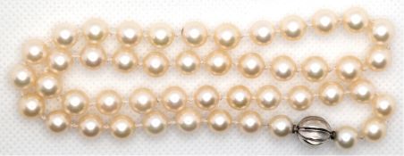 Perlenkette mit kugelförmigem 585er WG-Verschluß, einzeln geknotet, Perlen-Dm. 7 mm, Ketten-L. 43 c