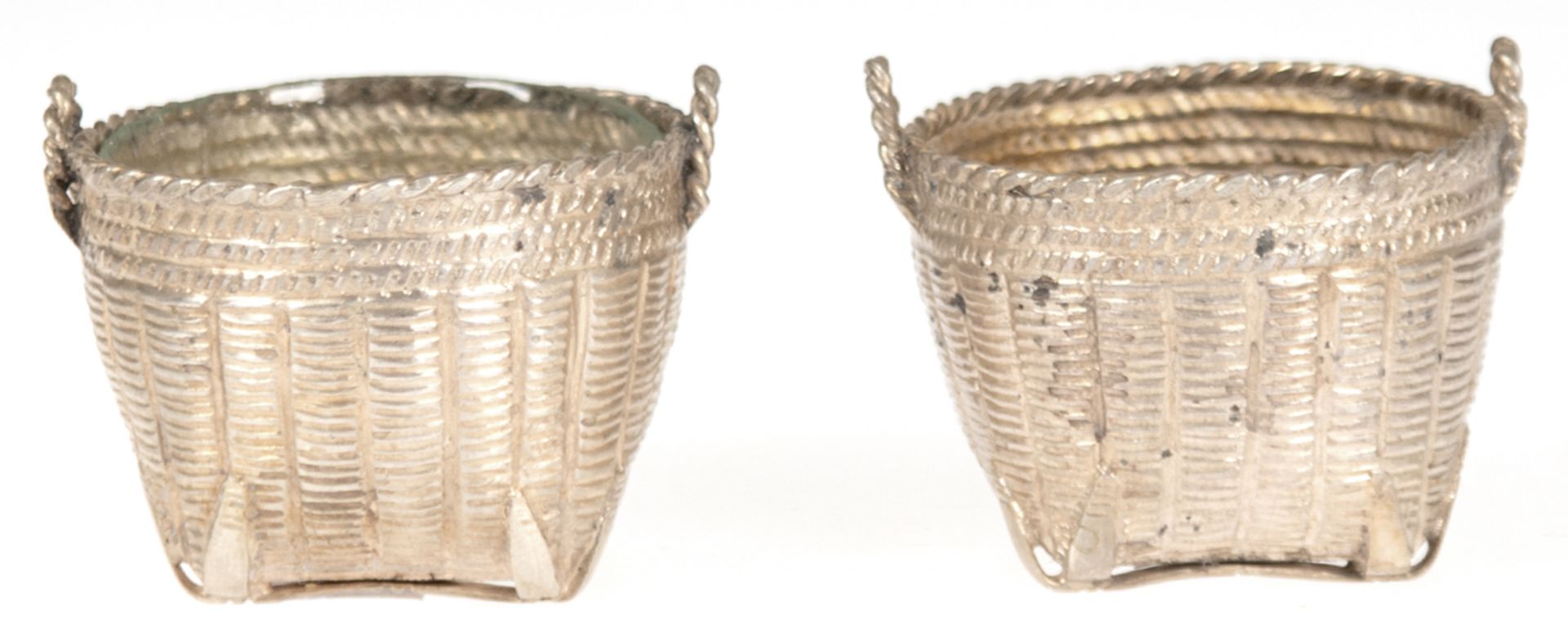 Paar Gewürzbehälter in Form von Flechtkörben, Silber (geprüft), 1x mit Glaseinsatz, H. 3 cm, Dm. 3,