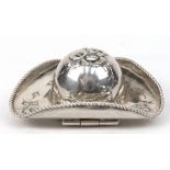 Dose in Hutform, 925er Silber, innen vergoldet, Sheffield 1898,floral reliefiert, Hutkrempe mit Kor