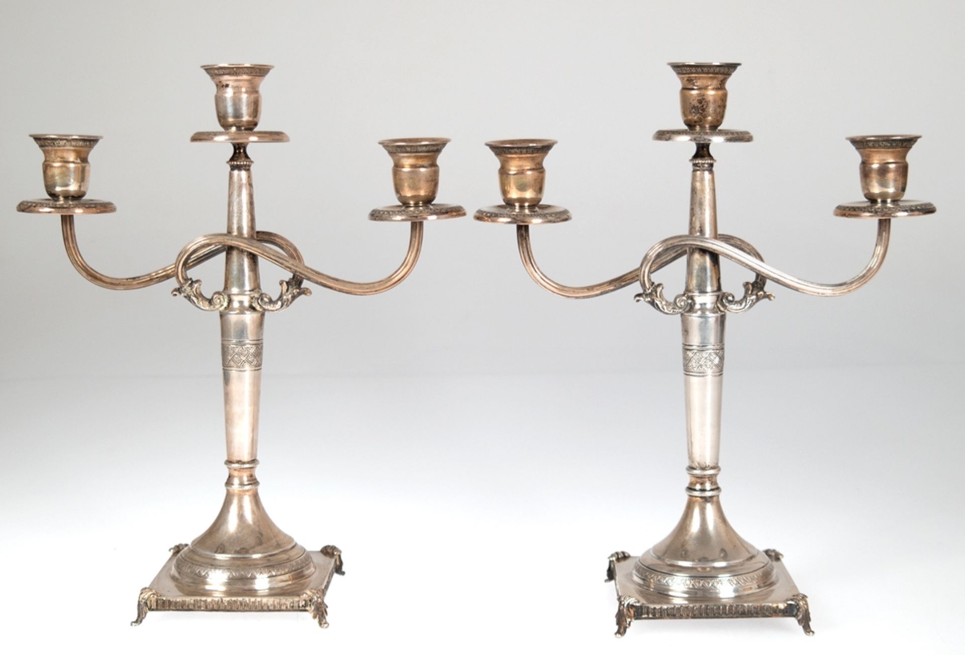 Paar Kerzenleuchter, 800er Silber, punziert, quadratischer Stand mit Palmettendekor, gegliedertem S