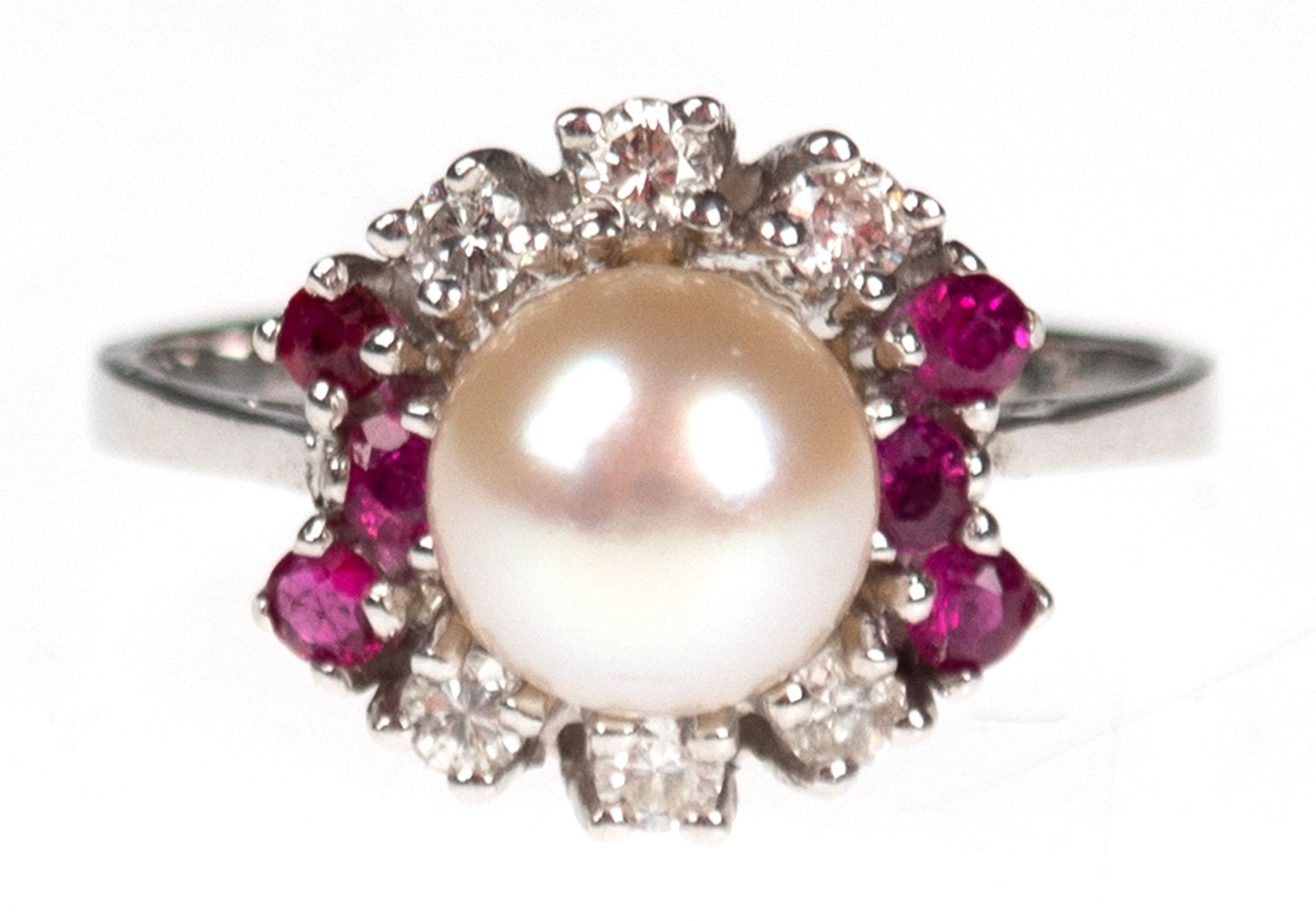Ring, 585er WG, besetzt mit 1 Perle, die von 6 Brillanten von zus. 0,15 ct. (punziert) und 6 Rubine