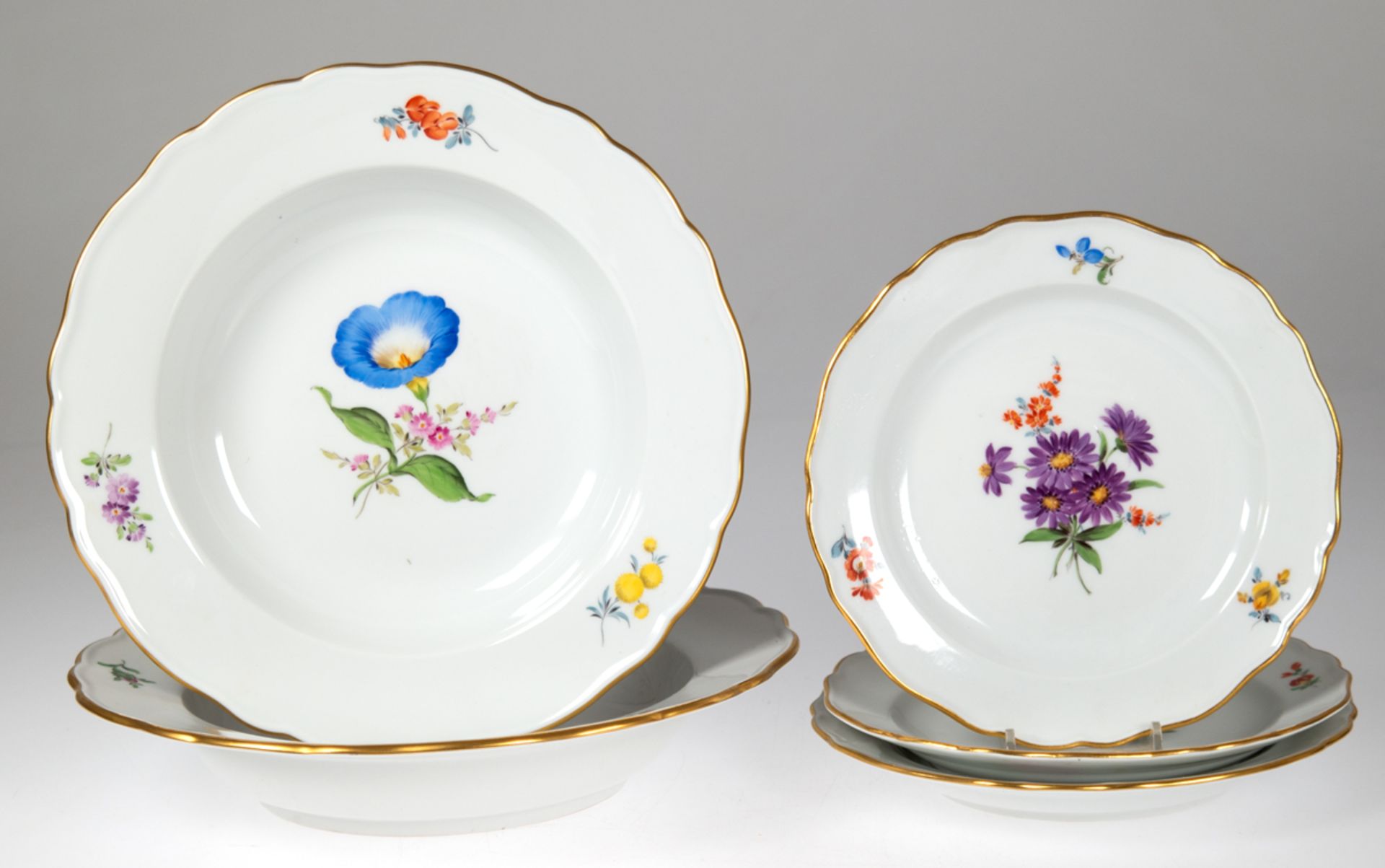 5 Meissen-Teller, Bunte Blume 2  mit Goldrand, dabei 2 tiefe Teller, 2 Schleifstriche, Dm. 24,5 cm 