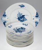 10 Kuchenteller, Royal Kopenhagen, Blaue Blume, Dm. 21 cm und 1 Kuchenplatte, Dm 32 cm