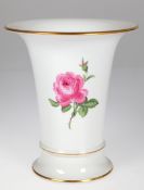 Meißen-Vase, Trompetenform, Rote Rose mit Goldrändern, 1. Wahl, H. 19 cm