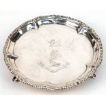 Salver-Tablett auf 3 geschwungenen Huffüßen, 925er Silber, Dublin 1704/5, Wappen "Clan Abercomby",